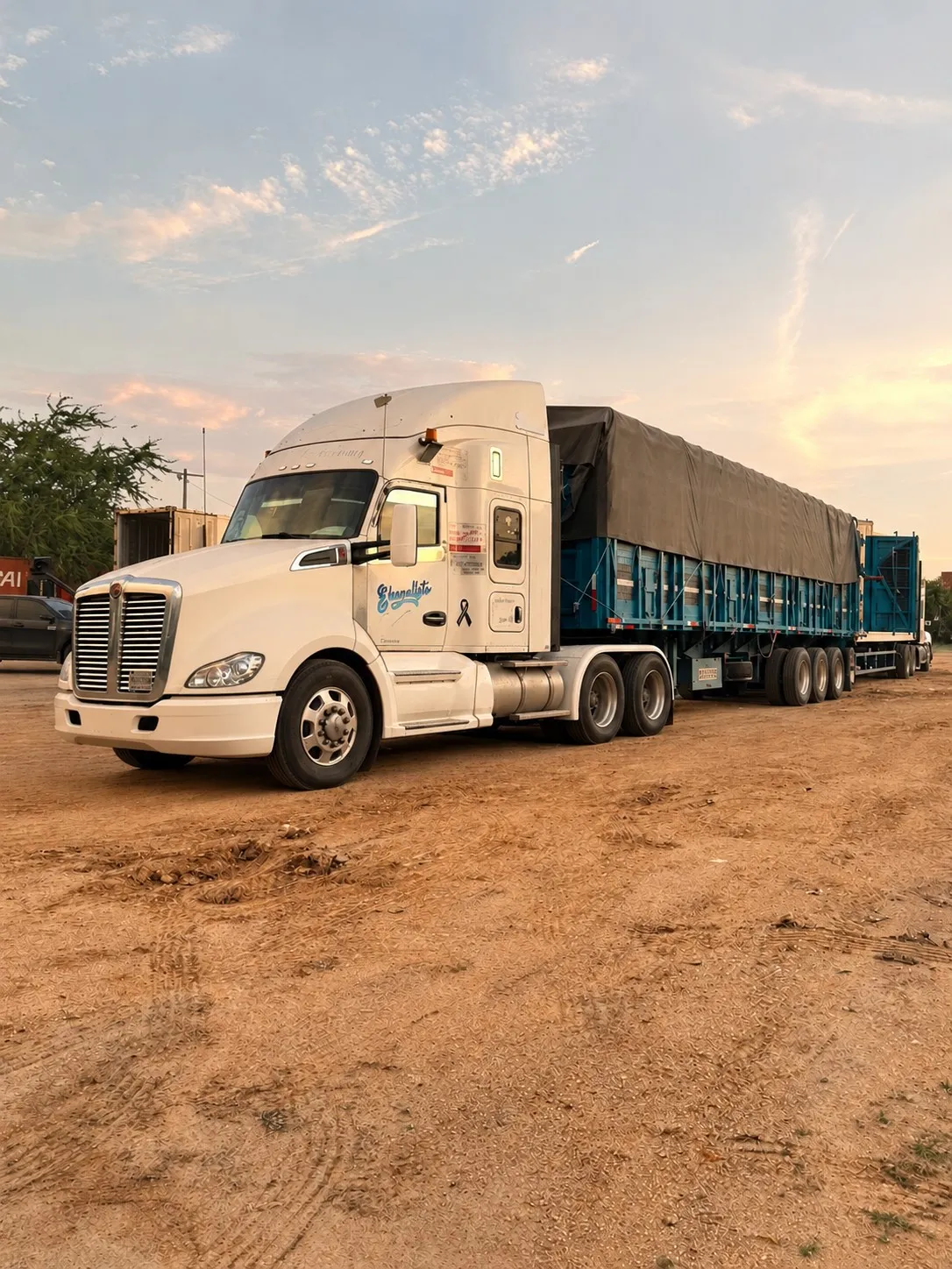 Tractocamión de TRANSEVAN con remolque tipo jaula cubierto con lona